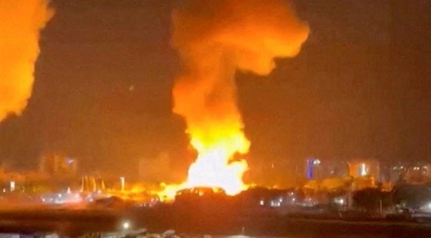 American Forces Seize Maduro in Predawn Strike on Caracas