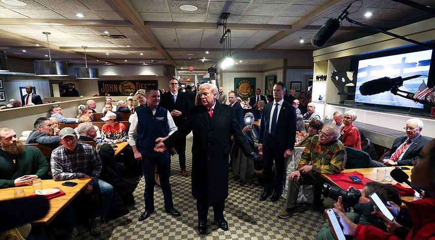 Trump Bows Head as Patron Offers Prayer at Iowa Eatery