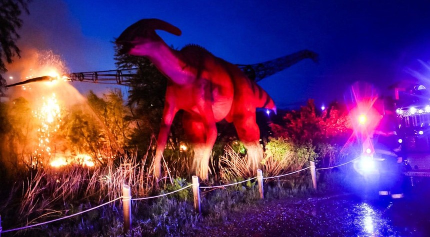 Lightning Strike Destroys Massive Animatronic Dinosaur at Kansas Theme Park