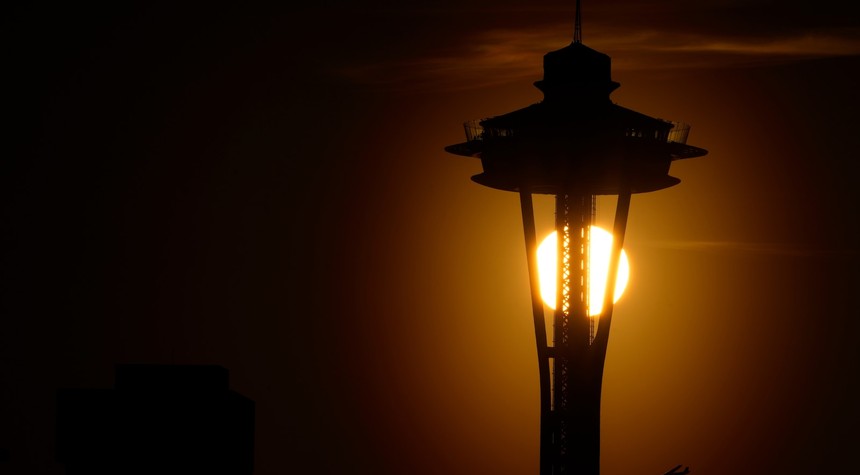 Two Men Parachute From Seattle's Space Needle After Evading Security