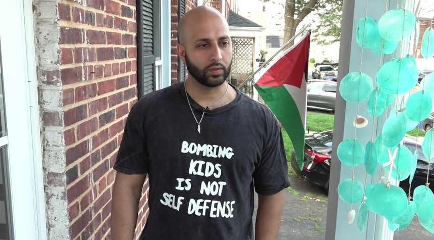 United Airlines Removes Passenger Over Political T-Shirt Statement