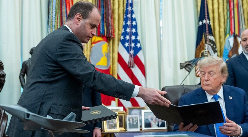 Scharf to Replace Warrington as White House Counsel