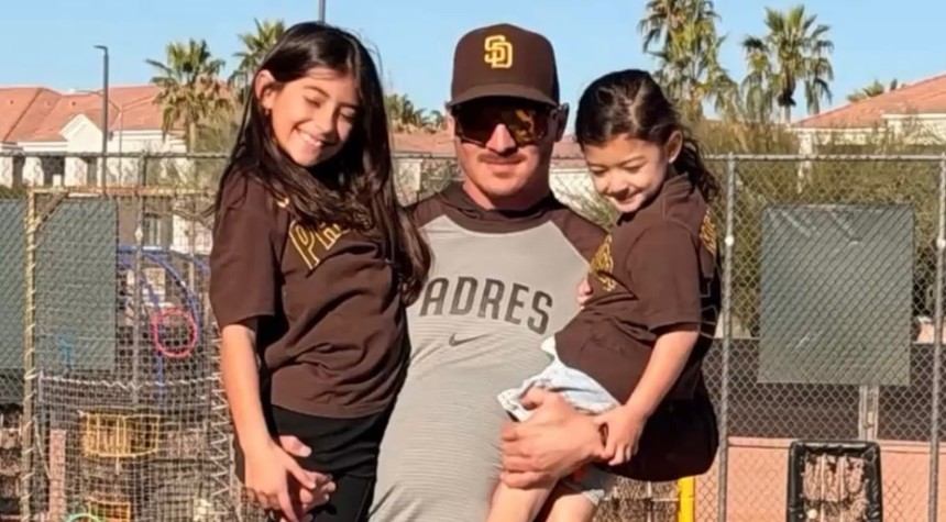 Venezuelan Baseball Coach Held by ICE Despite Legal Status Claims