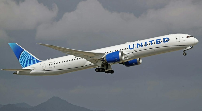 Nevada Man Arrested After Flight Attendant Discovers Hijacking Threats on Phone