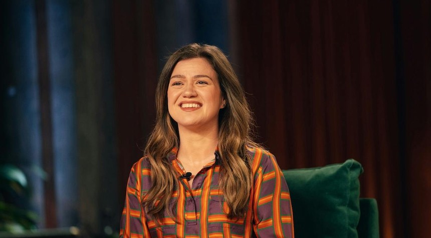Singer Kelly Clarkson Claims Discrimination at New York Game Shop